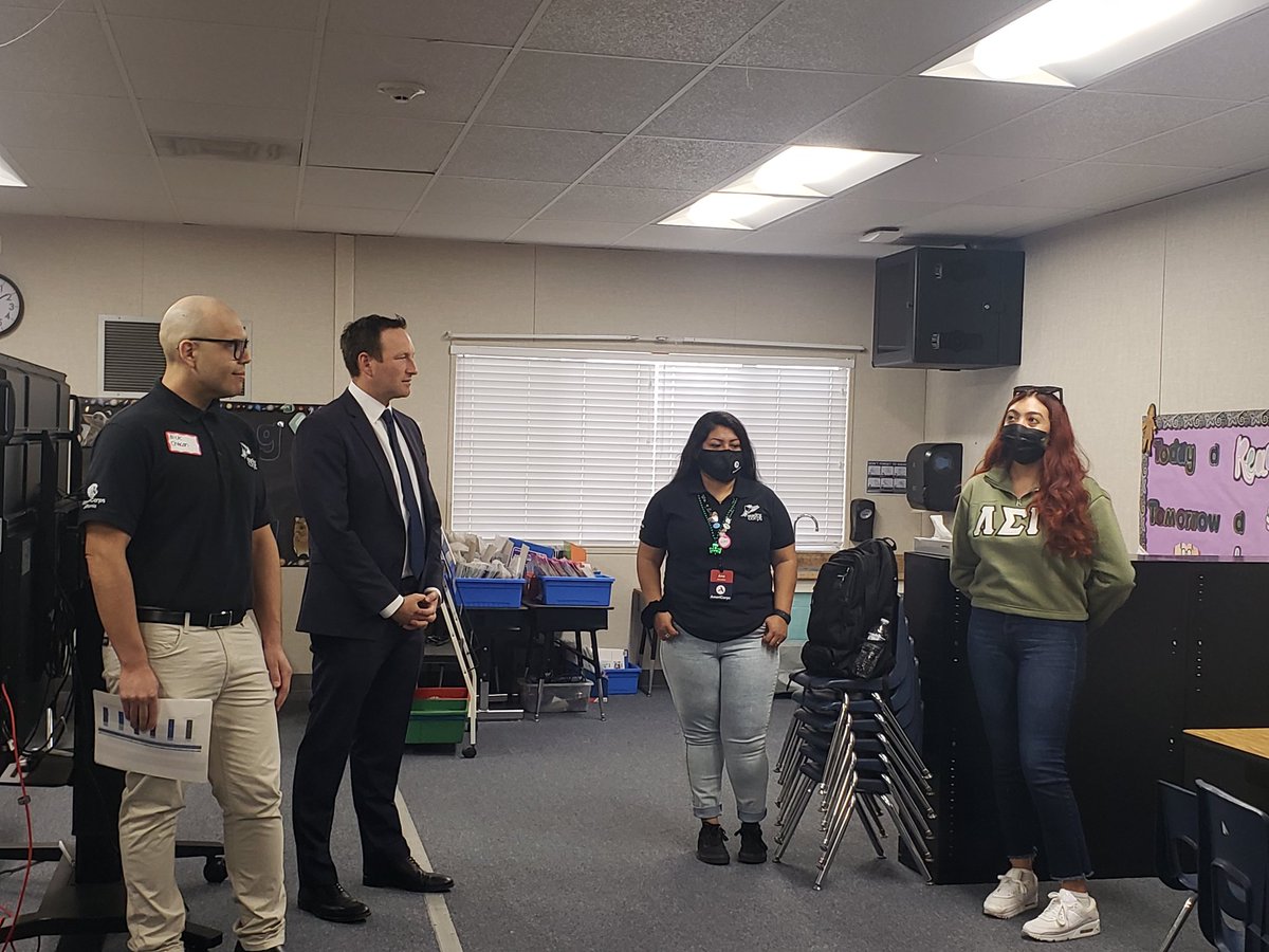 fowlerusd's tweet photo. Fowler USD appreciates our partnership with @AmeriCorps! The @reading_corps program supports the growth of @MalagaFalcons. Thank you for visiting us today! @JoshFryday @CalVolunteers https://t.co/IU3A4a5ZoZ