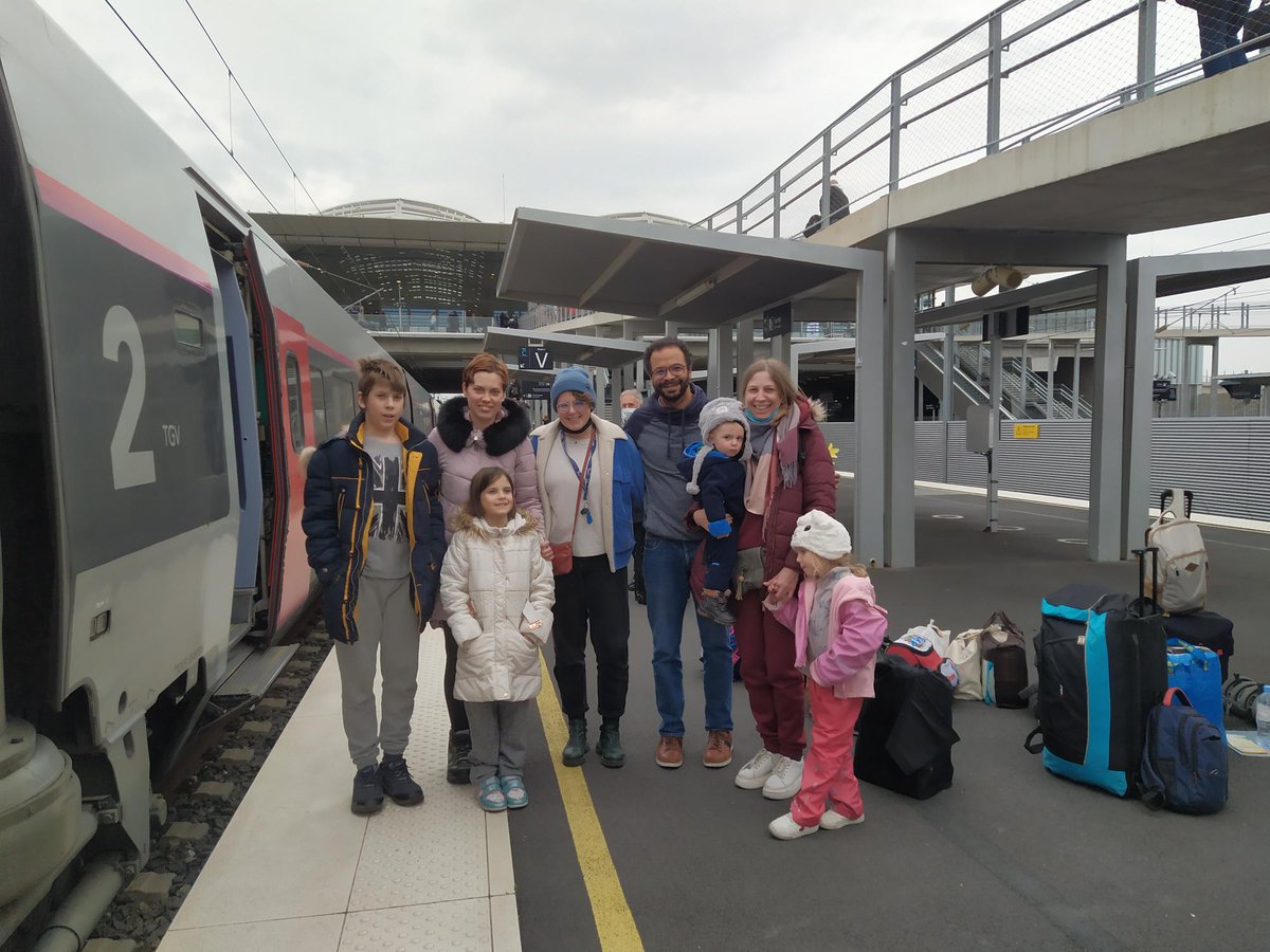 Svitlana, Julia and their children arriving at the train station in Montpellier