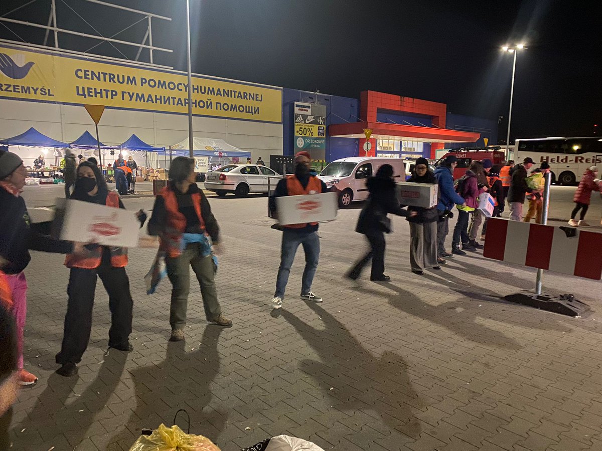 RT <a href="/RescueMed/">Mediterranea Saving Humans</a>: Missione #SafePassage 1/2

📦 Il nostro equipaggio ha terminato di scaricare gli aiuti umanitari all'hub di #Prezmysl. 

➡️ Dopo aver tenuto chiuso la frontiera per tutta la giornata di oggi, la Polonia ha appena ripristinato l'accesso …