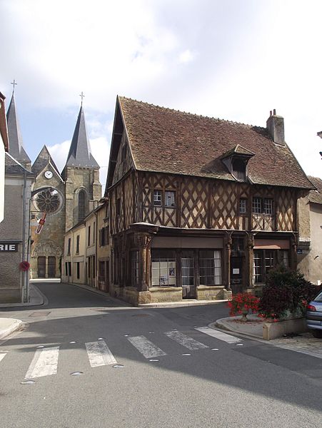 MonumentumFr's tweet photo. Eglise Saint-Sylvain à Levroux (Indre). La façade est percée d'un portail dont les archivoltes sont ornées de statuettes d'anges et de saints. Le tympan se termine par une plate-bande représentant en bas-relief uen R�... #Patrimoine #MonumentHistorique 👉 https://t.co/gukmUzBnyh https://t.co/Z2LB82y6Sp