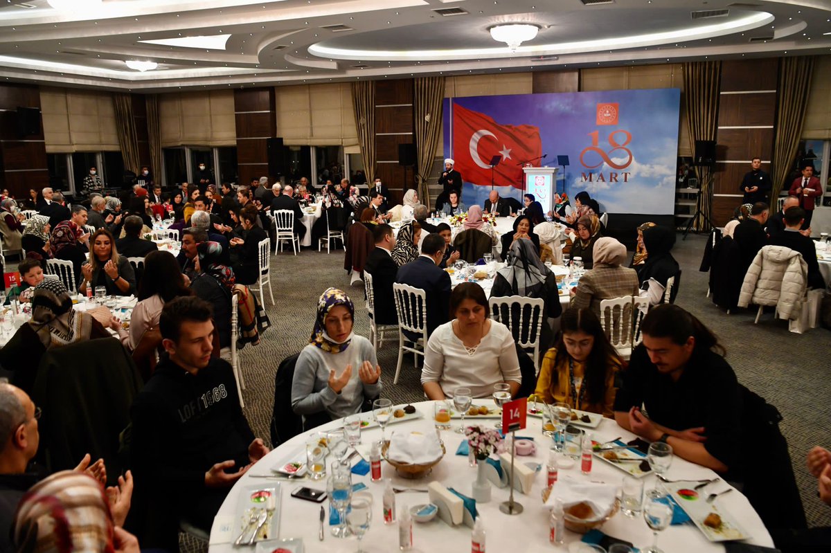 "Onlar diridirler. Ancak siz bilmezsiniz."

Biz inanıyoruz ki Şehitlerimiz, manevi varlıklarıyla aramızdadırlar...

Bu mübarek gecede, Şehitlerimizin bizlere emaneti Şehit Ailelerimiz, Gazilerimiz ve aileleriyle bir aradayız.
Allah, hepsinden razı olsun...