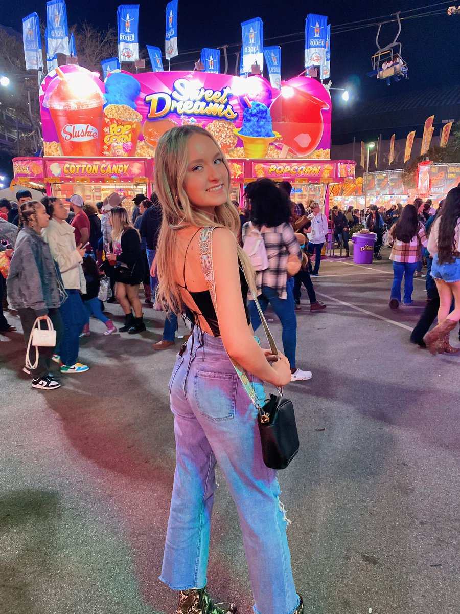 averyynaismith's tweet photo. feelin’ Hella Good ⚡️🖤🤟🏼 https://t.co/oSTZDvfJJL