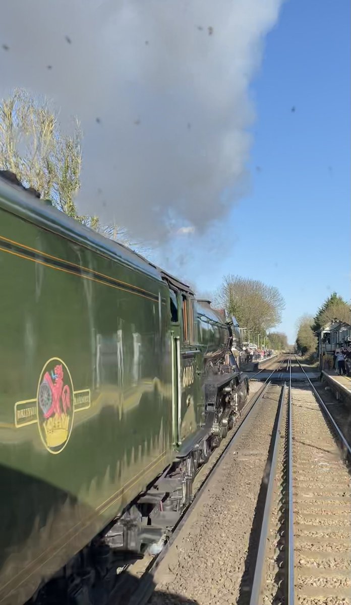 highspeedjv's tweet image. Something green and expensive 🚂#steam #steamlocomotive #trainsoftwitter #viewfromatrain