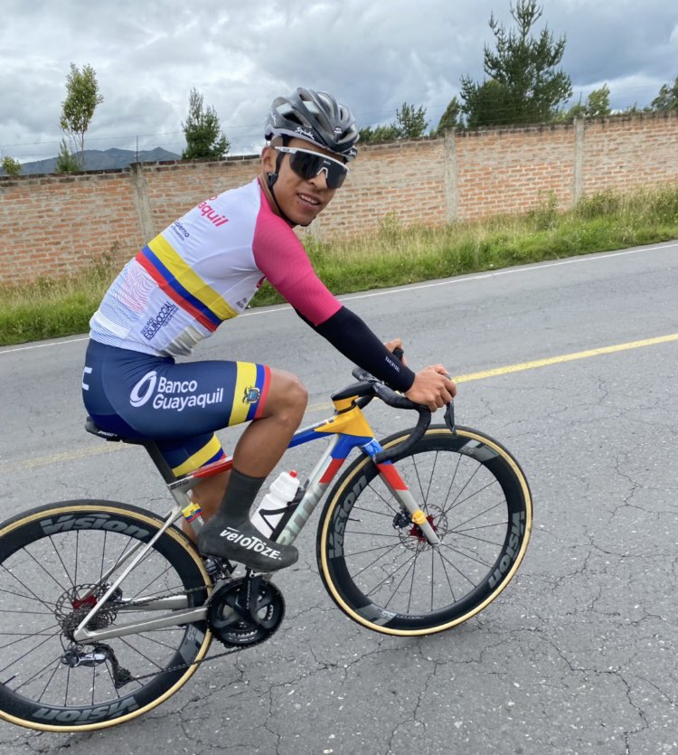 Muy feliz y orgulloso de portar este maillot con <a href="/TBG_EC/">Team Banco Guayaquil</a> !!🇪🇨
Que les parece ? A mi me 😍