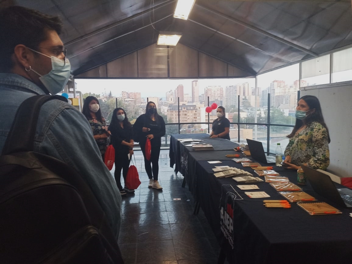 SJMChile's tweet photo. 🗣️Gran convocatoria y decenas de inscritos: Así fue la visita del equipo #MigrApp a sede de #Ejército de Universidad @AIEP para captar voluntarias/os . Este viernes entre 9 y 13 visitaremos sede #Grajales. Queremos sumarte al trabajo por un chile Inclusivo e Intercultural, ven! https://t.co/3YqUFpbAvn