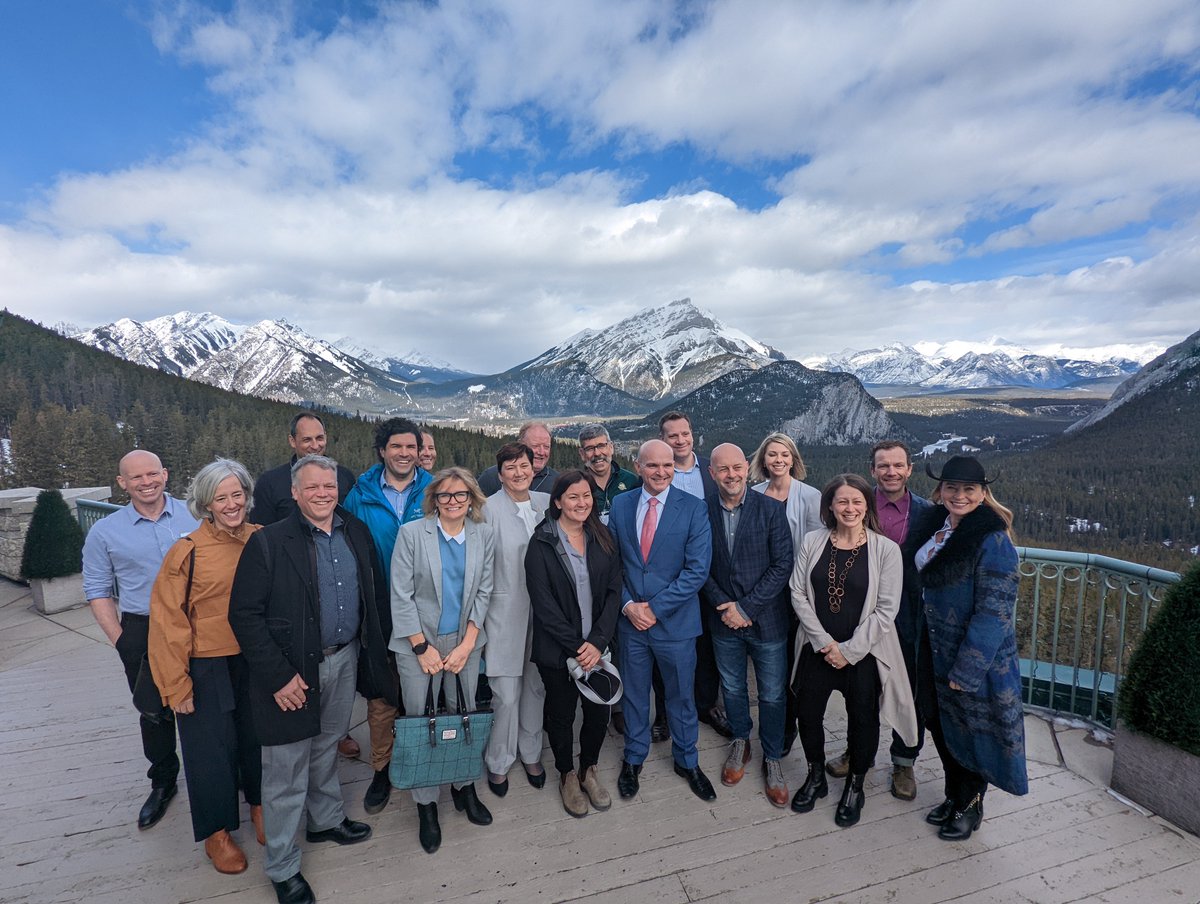 R_Boissonnault's tweet image. The Rockies are an international symbol of 🇨🇦 tourism. In fact in 2019 #Banff National Park welcomed over 4M visitors. Today, I met with Darren &amp;amp; members from the Banff &amp;amp; Lake Louise Hospitality association on retaining labour, sustainable tourism, and regional specific support.