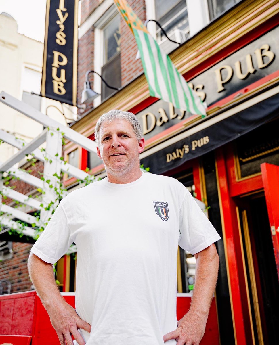 Queensboro_FC's tweet photo. HAPPY ST. PATRICKโS DAY ๐ฎ๐ชโ๏ธ
Stop by Dalyโs Pub in Astoria for a perfectly poured Guinness and great conversation with bar owner Ruari Daly and fellow fans of the beautiful game!
Full article here: https://t.co/3VEpdVq2zA
#SupporterSpotlights #QBFCII https://t.co/aBiT8Nm1VK