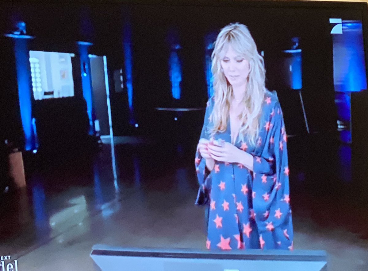 lk20300609's tweet photo. was hat Heidi eigentlich für ein Nachthemd an ?? #mode2022 #GNTM https://t.co/iLRc6xcwZX
