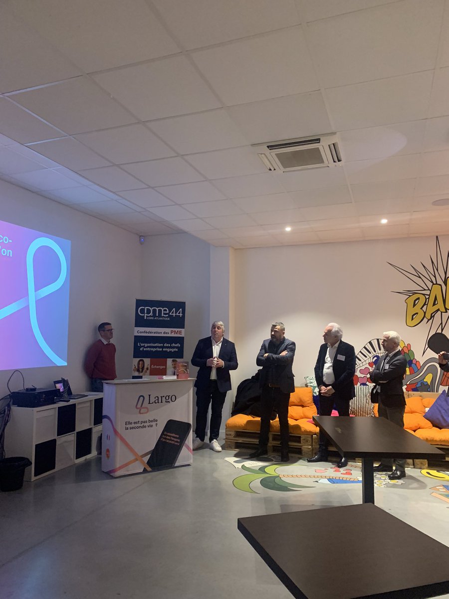 cpme44's tweet photo. [#AperoReso🍸] En direct de notre Apéro Réso organisé chez @largofr entreprise de reconditionnement de smartphones et tablettes ! 📳 https://t.co/RfKlkJukmJ