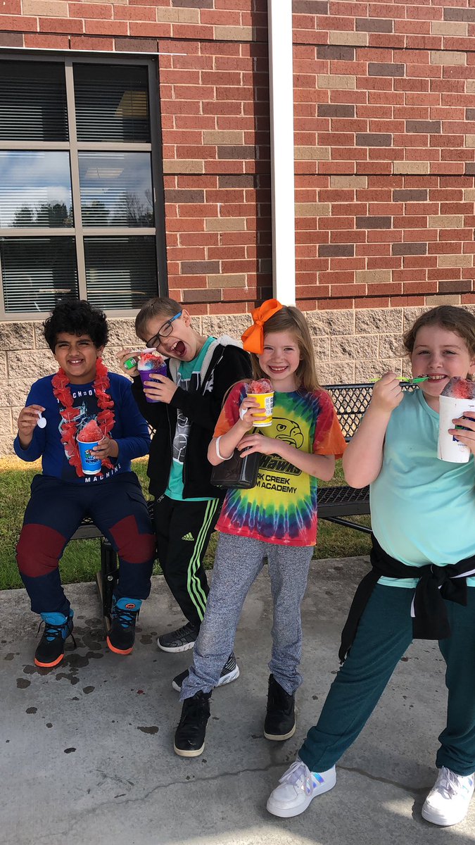 MrsFauldsRm217's tweet photo. A perfect day for Kona Ice and much needed time to build our social skills. @ClarkCreekSTEM https://t.co/UAbpf1O1st