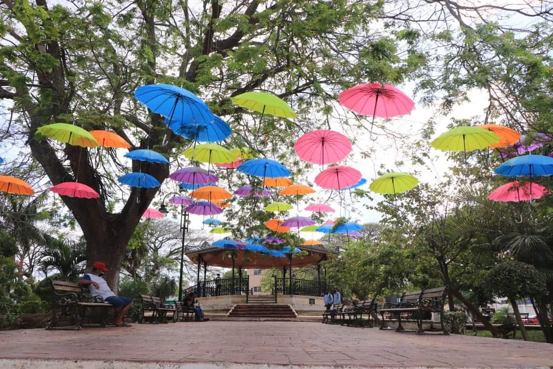zetonium_'s tweet photo. Así luce el parque principal de Tizimín 😍 https://t.co/1JZJxr0Rfe