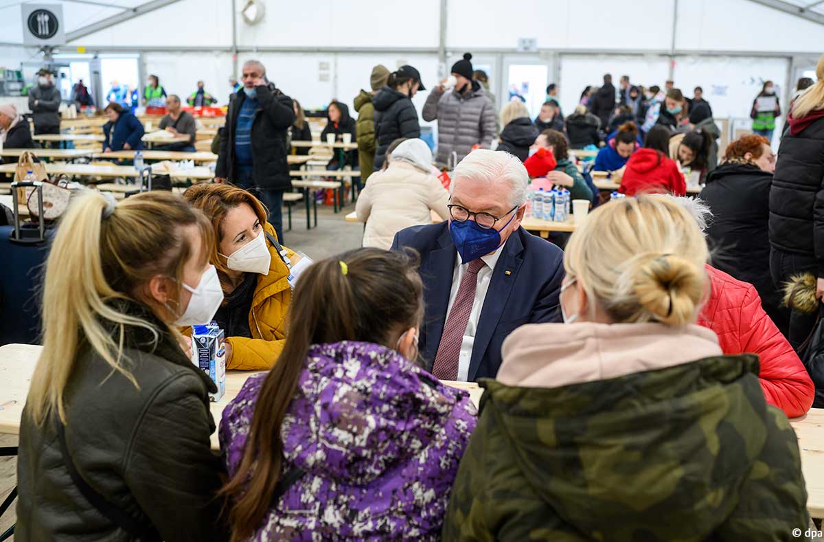 Federal President Steinmeier speaking with refugees from the Ukraine at the welcome centre at Berlin Central Station.