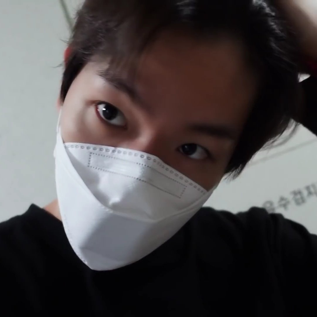 bbhsfile's tweet image. "I'm handsome guy BAEKHYUN."