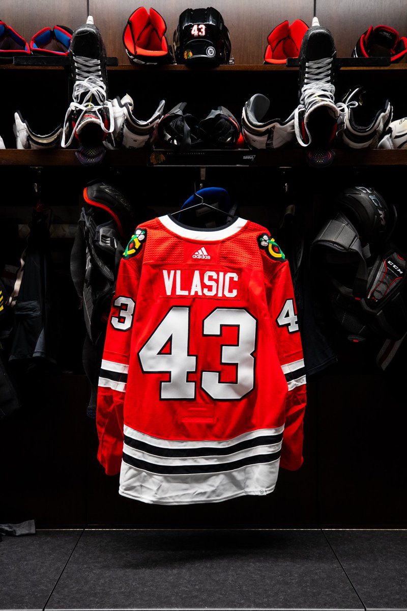 NHLBlackhawks's tweet photo. Vlasic rock 🎸 https://t.co/bWYPqk5eqy