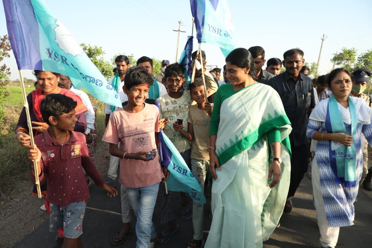 suman_goud_'s tweet photo. #YSRTelanganaParty  #padhayatra @realyssharmila interaction with emerging leaders #children https://t.co/sHdnb3arzN