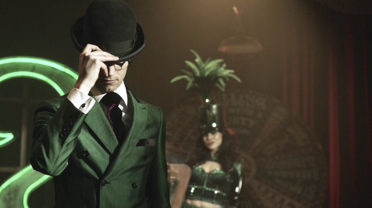 эдвард нигма бэтмен. кори майкл смит готэм. загадочник готэм. ридлер загадочник. загадки загадочника готэм.