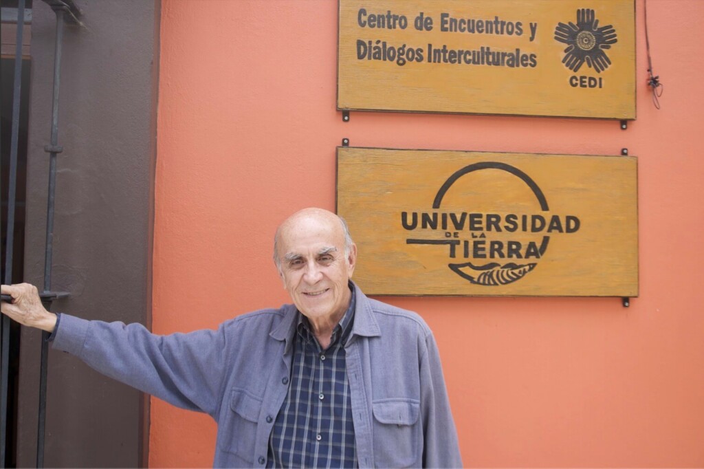 CompaRevolucion's tweet photo. Hay muertes que no se entiende...
El querido compa pensador Gustavo Esteva, fundador de las Universidades de la Tierra #Unitierra, heredero del maestro Iván Ilich, constructor de autonomías autogestivas y forjador de la Matria ha muerto.
Abrazos fuerte a todos los compas. https://t.co/FxNYkawaai