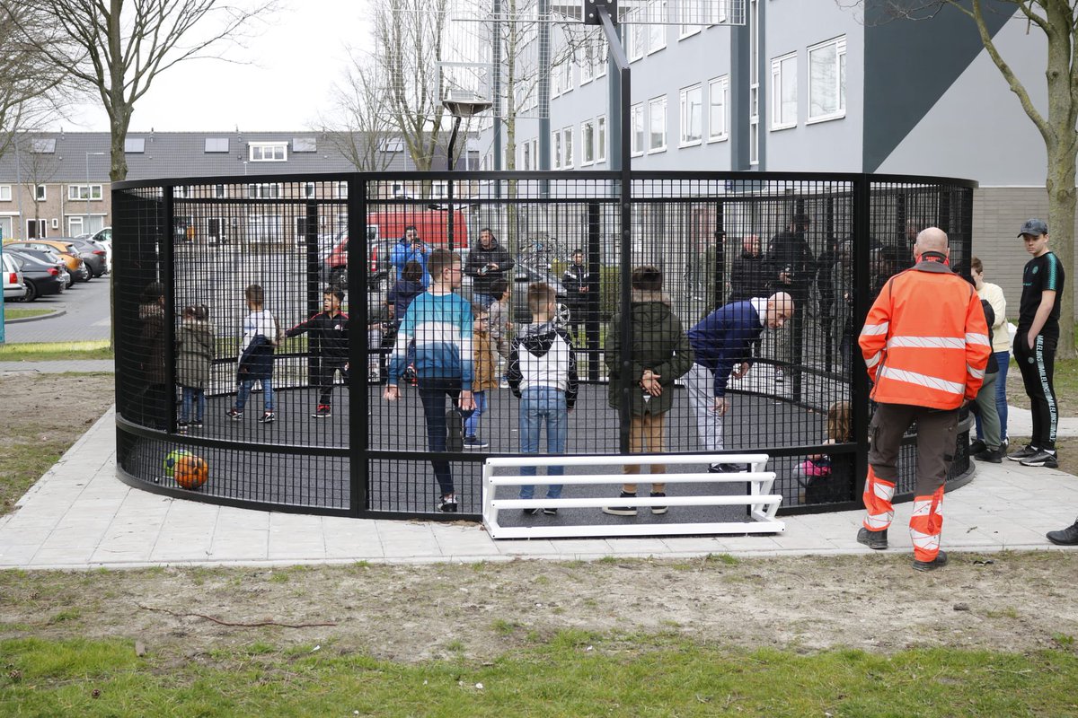 KStanthardt's tweet photo. Natuurlijk spelen (voetballen) in Alkmaar met de Panna Koning Edward van Gils. Bedankt Prokuru Sport en Spel en Dutchpanna en de Gemeente Almaar heeft de juiste keus gemaakt. De vloer is van gerecyclede gymschoenen. Op een mooie plek aangelegd. https://t.co/2r57n28039
