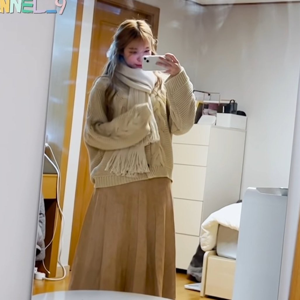 honeybbu's tweet photo. 목도리에 잡아먹힌 백디헌깜찍아 ....😍 https://t.co/jVfc4wEria