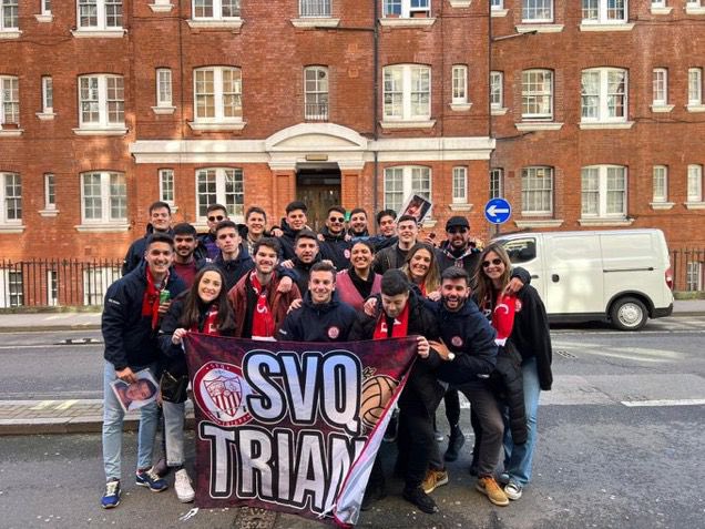 SevillaFC's tweet photo. 📸 ¡Gracias, afición! ❤️

#LondonCalling 🇬🇧

#WeareSevilla #UEL https://t.co/6Oay5STDsy