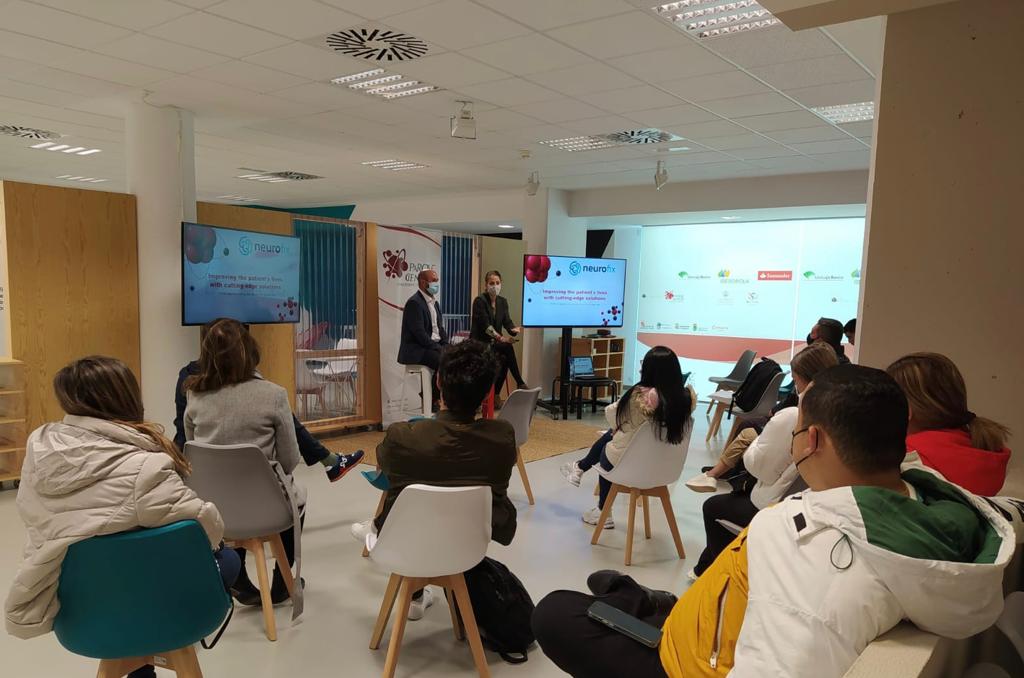 NeurofixS's tweet photo. 🎓Miguel Ángel Ávila, CEO de #Neurofix, y María Sola Gil, managing director, han ofrecido hoy una charla en el @pcusal a alumnos del MBA de la @USergioArboleda en el que han dado a conocer la compañía y el pionero fármaco que desarrolla contra el dolor por #lesiónmedular https://t.co/7x1zJQBN2L
