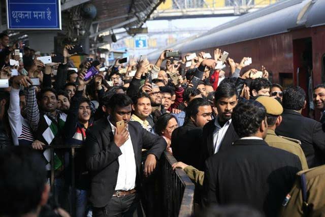 Thanos3421's tweet image. Stardom of @iamsrk is unmatchable . Don&apos;t be panic guys bhakt are here for doing 2Rs per tweet for their party. So don&apos;t take them seriously.
SHAHRUKH KHAN ZINDABAD