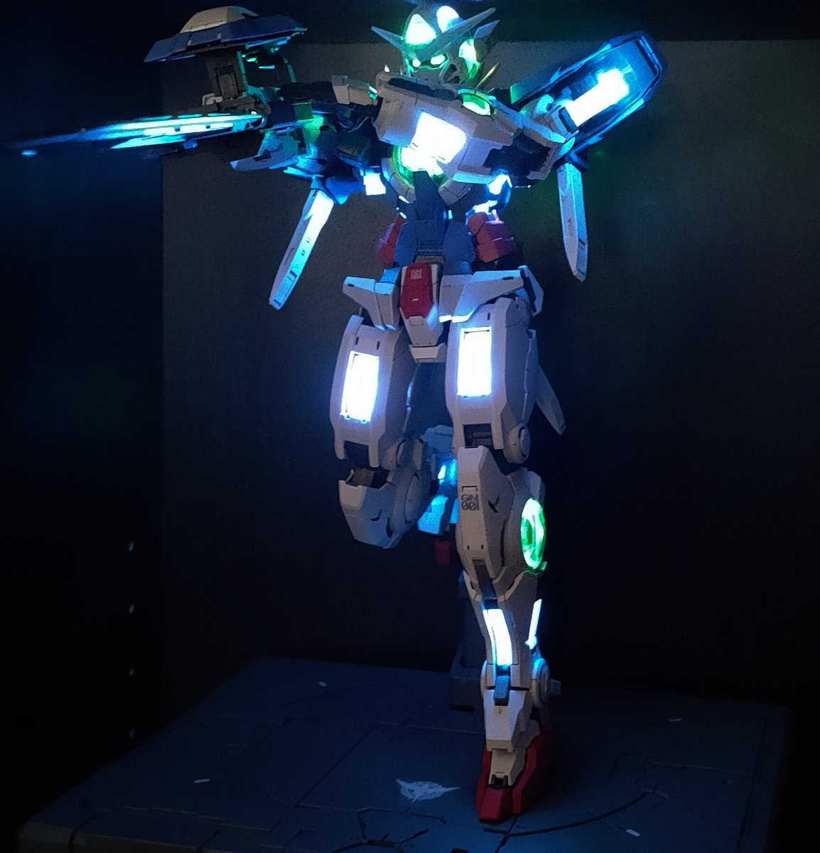 AdrienM66's tweet photo. Tant de scotch pour la préparation avant vernis.. mais tellement beau au final. J'ai pris mon temps à le monter et je m'suis régalé. Un énorme merci à @RiseOfGunpla car j'étais désespéré de voir que je ne le trouverait plus et BOOM il est là ! 😉 @Captain_Grochat #chatchatchat https://t.co/YlhhVqcf4h