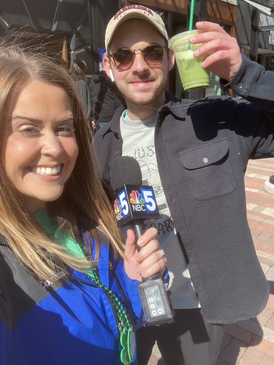 LizMyNBC5's tweet photo. A very festive run-in with one of my favorite producers @spencebuckler 💚💚 https://t.co/NVK3z3DkYt