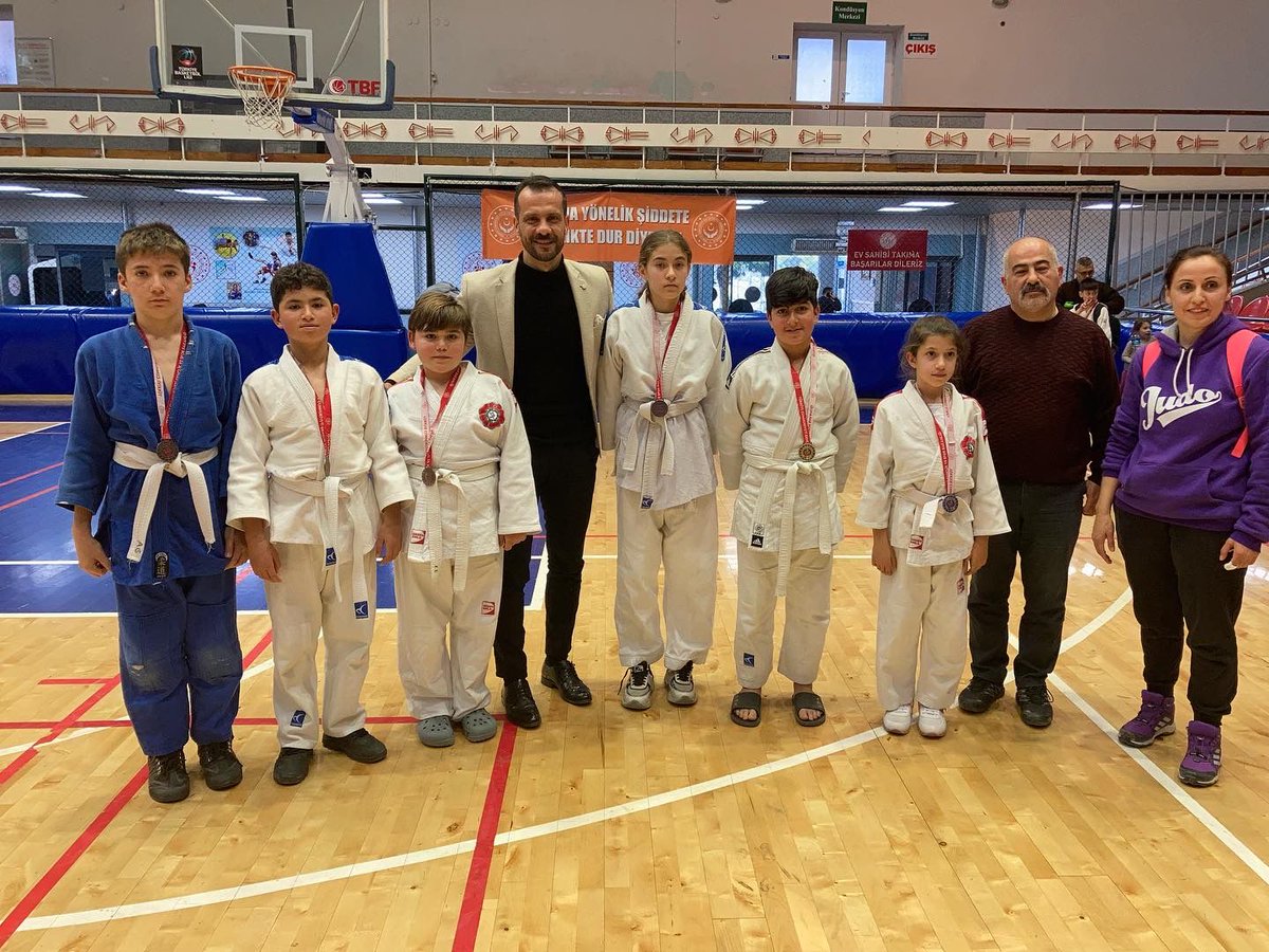 Karaoğlanlı Ortaokulu Judo kursiyerlerimizden Manisa Okullar arası Judo Turnuvasında Madalya Şov.
@hayatboyuailesi <a href="/sehzadelermem/">Şehzadeler İlçe Millî Eğitim Müdürlüğü</a>