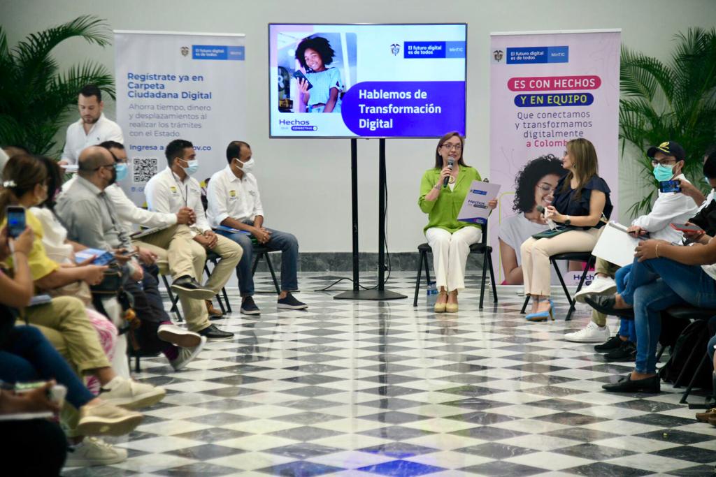GobDigitalCO's tweet photo. La Ministra TIC @CarmenLigiaV se reúne en #BolívarConectado con los CIO de la región  para hablar sobre los #ServiciosCiudadanosDigitales y presentarles la estrategia #EmbajadorDigital. Un espacio para el aprendizaje y la escucha activa. ¡#EsConHechos y en equipo!🇨🇴 https://t.co/4DUOhxryzi