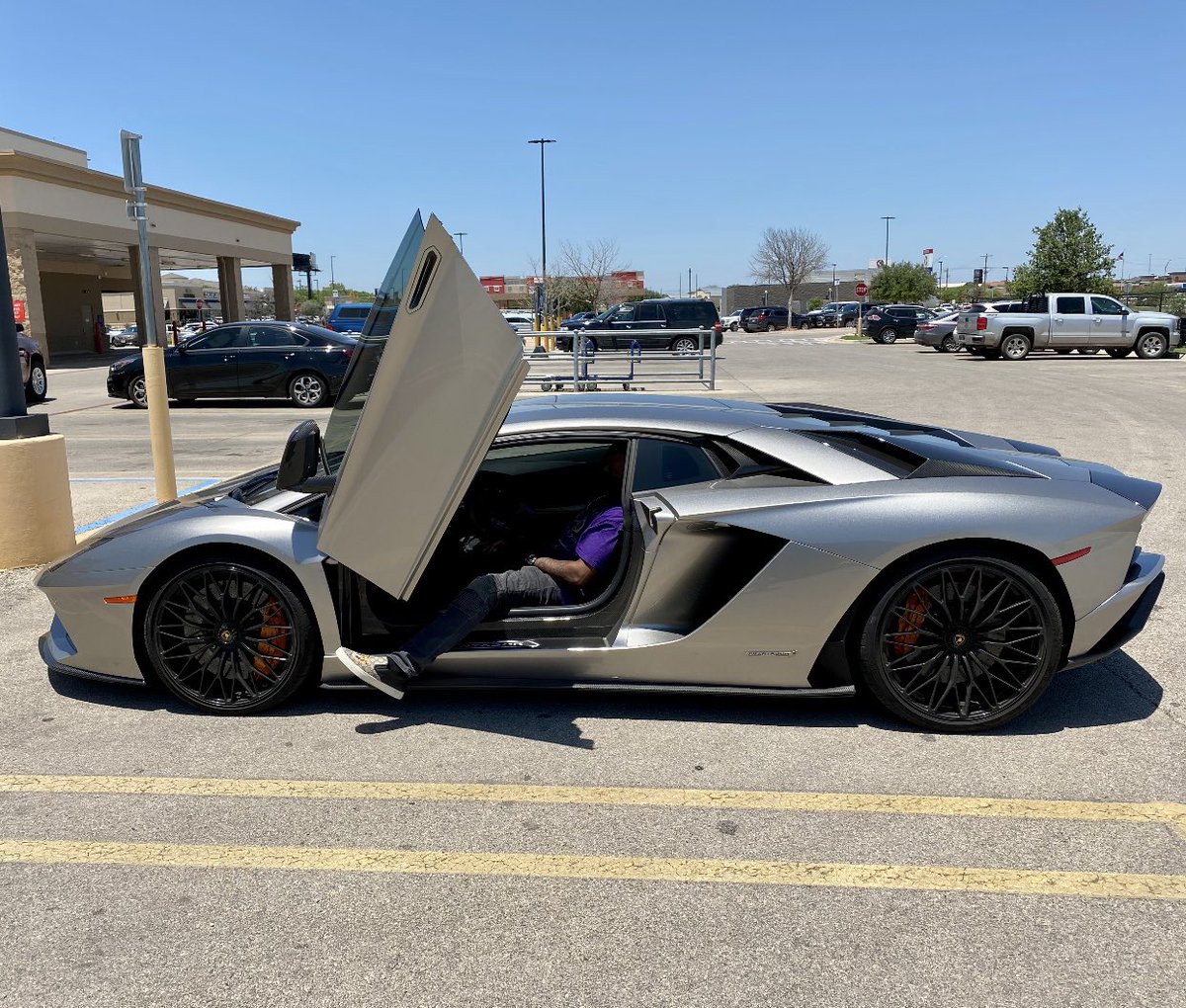 FantasyLlc's tweet photo. Rent this Lamborghini Aventador now for $2,099.98 per day! Call for details 🏎💨 https://t.co/45O8DEXQdy