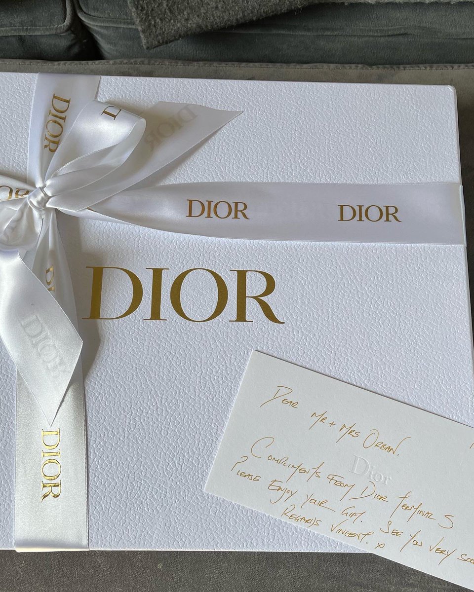 goldennotebook's tweet photo. I can’t believe the beautiful gift I received today from @Dior at Heathrow Terminal 5! Vincent, you are such a star. You now have a loyal customer for life— watch out! 🙏🙏🌟🌟

#dior #jadior #t5 #terminal5 #heathrow #amazingcustomerservice https://t.co/O0z5nedLyg