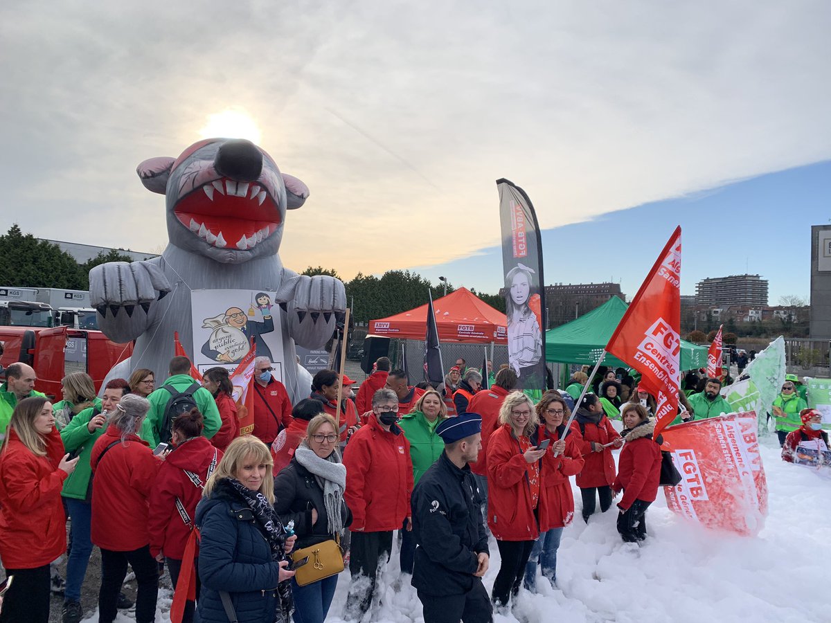 Issam_Benali's tweet photo. Actie van de #huishoudhulpen bij de Algemene Vergadering van @Federgon. Ook de chique auto’s van de arriverende bazen worden gekuist! We blijven gaan! En deze keer met steun van  Scabby The Rat! 🐀  #degroteschoonmaak #abvv https://t.co/K20TbqznlB