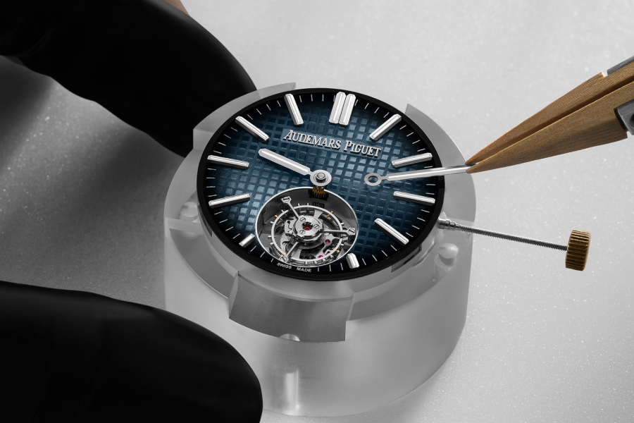 AudemarsPiguet's tweet photo. #APThreads The stainless steel version adorns a refined smoked blue “Tapisserie” dial. Vibrant hues of blue that give depth to the flying tourbillon, while serving as an elegant backdrop to the white gold hour-markers and hands. 
#AudemarsPiguet #RoyalOak https://t.co/aQTFIGYiJQ