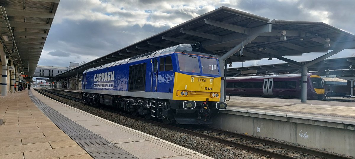 thesatnav89's tweet image. Heading home dont know where to look 37510 37611 60028 950001  #class37s #class950 #class60