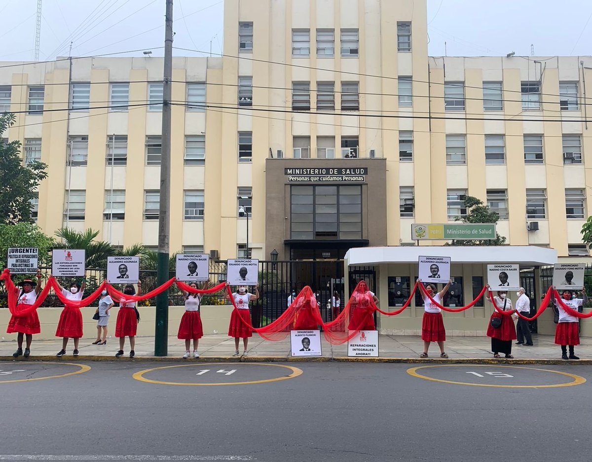 saludconlupa's tweet photo. Mujeres de colectivos de víctimas de #EsterilizacionesForzadas hacen un plantón frente al @Minsa_Peru para rechazar las declaraciones del ministro Hernán Condori en respaldo a su colega Alejandro Aguinaga.También rechazan un posible indulto del TC a Alberto Fujimori. https://t.co/6NSe8Mcy9M