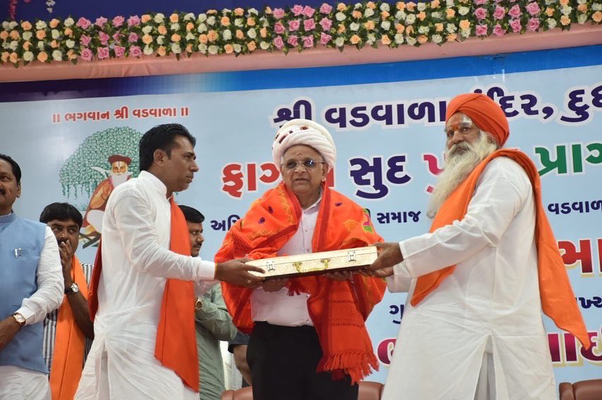 Bhupendrapbjp's tweet photo. ઝાલાવાડની ઝાઝરમાન ધરા સુરેન્દ્રનગર ખાતે સમગ્ર ભારતના રબારી સમાજની ગુરુગાદી શ્રી વડવાળાદેવ મંદિર,દૂધરેજ દ્વારા આયોજીત “હોળી પર્વ-૨૦૨૨” માં ઉપસ્થિત રહી ગુરુદેવ શ્રી કનીરામબાપુના આશીર્વાદ  પ્રાપ્ત કર્યા હતાં.(૧/૨) https://t.co/rhuQshmwCJ