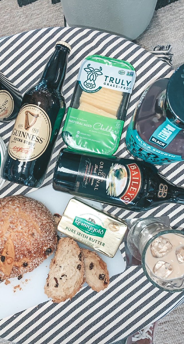 yoodlecx's tweet photo. Happy Saint Patrick's day! 🍀

We're enjoying some Irish snacks and drinks to celebrate a few of our team's Irish heritage, and because who doesn't like carbs and beer? 🍻

How are #yoo celebrating Saint Patrick's day? ✨
#SaintPatrickDay https://t.co/HVSpznrRKX