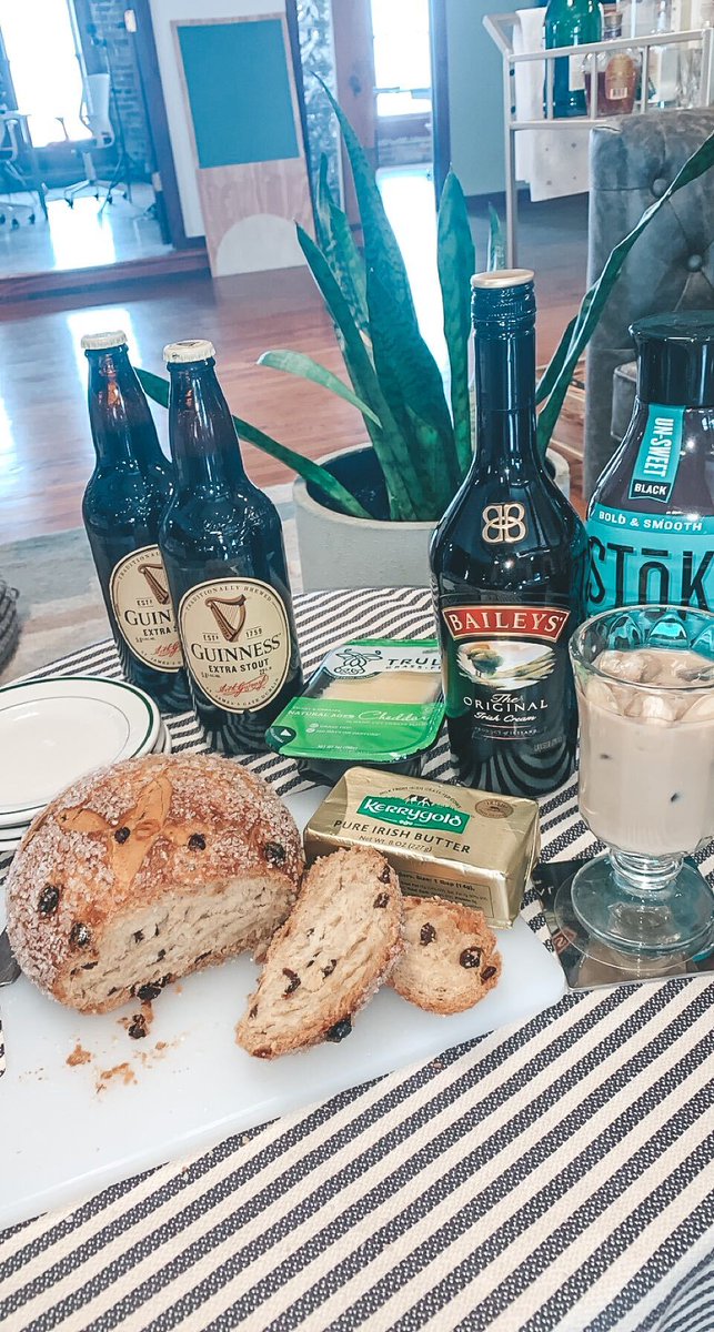 yoodlecx's tweet photo. Happy Saint Patrick's day! 🍀

We're enjoying some Irish snacks and drinks to celebrate a few of our team's Irish heritage, and because who doesn't like carbs and beer? 🍻

How are #yoo celebrating Saint Patrick's day? ✨
#SaintPatrickDay https://t.co/HVSpznrRKX
