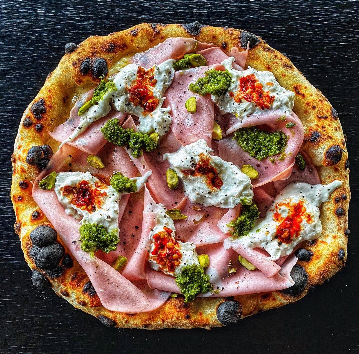 Classic clickbait picture here, showing all kind of colours and twists of Spring.
In this frame, Mortadella &amp; Pistacchio pose as canvas for the playful splatter of Stracciatella, Pesto d’erbette and fermented Peperoncino.
The name? ‘Embrace the Chaos’🌺
Soon at the Park👀