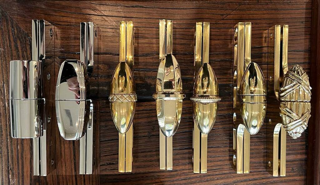 Knuckle hinges. From the left are the American patter paumelle, Art Deco Olive Knuckle, Weave Ringed olive Knuckle, Moorestown Olive Knuckle, Beaded Ring Olive Knuckle, Plain ring Olive Knuckle and Ribbon &amp; Reed Olive Knuckle. I would venture to say that… instagr.am/p/CbNaYJOrbY1/