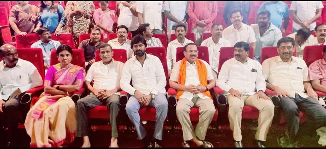 DVSadanandGowda's tweet photo. ಇಂದು ಬಿಜೆಪಿ ಬೆಂಗಳೂರು ನಗರ‌‌ದ  ಮುಖಂಡರೊಂದಿಗೆ "ದಿ ಕಾಶ್ಮೀರಿ ಫೈಲ್ಸ್ ಚಲನಚಿತ್ರ ವೀಕ್ಷಣೆ ಮಾಡಲಾಯಿತು. ಪ್ರತಿಯೊಬ್ಬ ಭಾರತೀಯರು ನೋಡಲೇ ಬೇಕಾದ ಚಲನಚಿತ್ರ ಇದಾಗಿದ್ದು, ಎಲ್ಲರೂ ದಿ ಕಾಶ್ಮೀರಿ ಫೈಲ್ಸ್ ಚಲನಚಿತ್ರ ವೀಕ್ಷಿಸಲು ಮನವಿ ಮಾಡುತ್ತೇನೆ.

#ದಿಕಾಶ್ಮೀರಿಫೈಲ್ಸ್  #TheKashmiriFiles https://t.co/Bm1VoELnMm