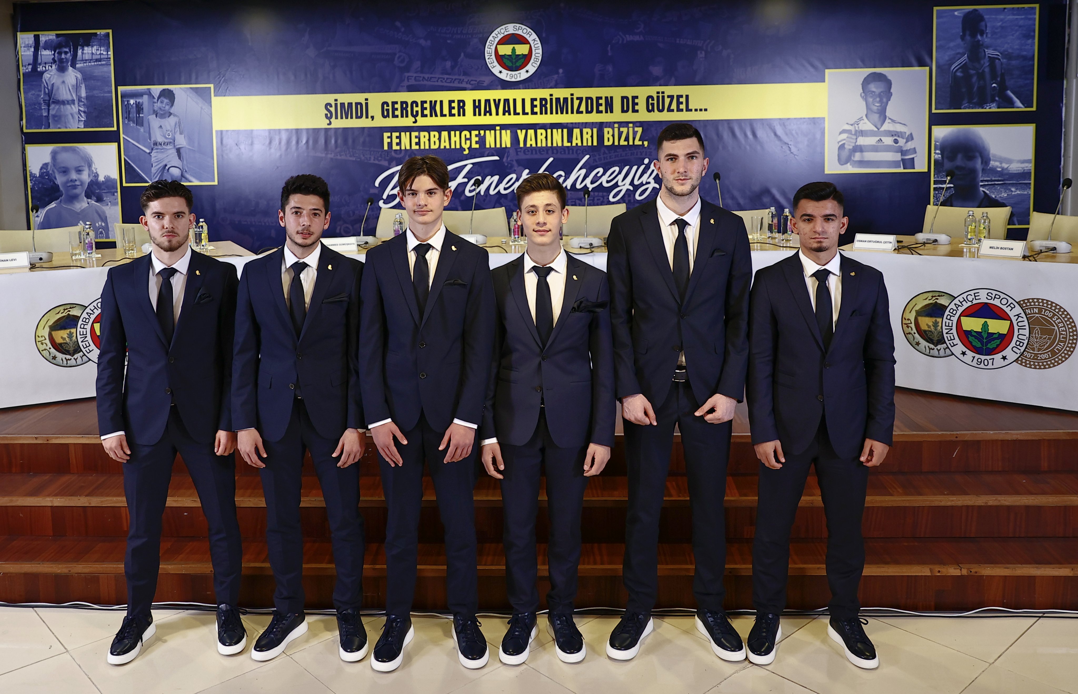 Fenerbahçe Genç Futbolcularıyla İmza Töreni Düzenledi