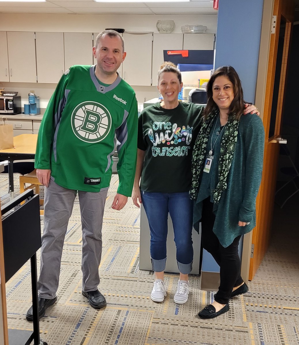 SunsetHeightsEL's tweet photo. Happy St. Patrick's Day from your friends at Sunset Heights! https://t.co/tznKAfm5Hr