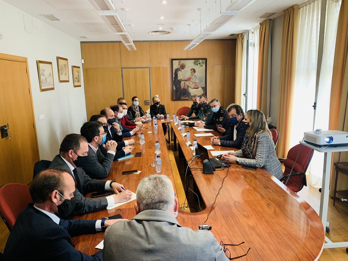 🔴 <a href="/Yolasec/">Yolanda García Seco</a> “Tienen derecho a protestar y estar preocupados, pero no a secuestrar un país, su economía y hacer daño a los ciudadanos”

☑️ La <a href="/DGobExtremadura/">Del.Gob.Extremadura</a> mantuvo una reunión con representantes de los sectores afectados por la protesta de un grupo del sector del transporte.