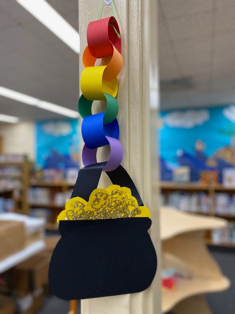 SDPublicLibrary's tweet image. Got your green on today? Take a look at the #stpaddysday displays and take-home crafts featured throughout San Diego Public Library! 🍀💚📗 See what else is happening at the library: mysdpl.org/calendar #mySDPL