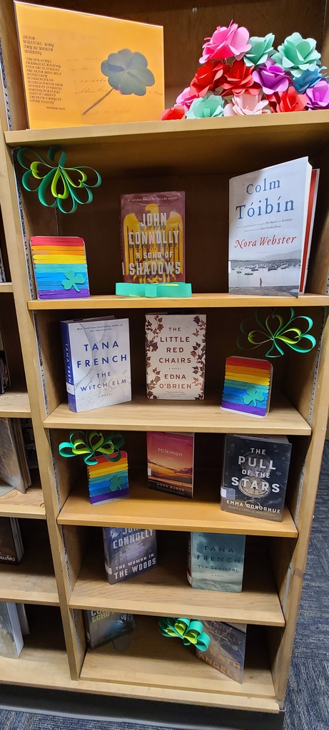 SDPublicLibrary's tweet image. Got your green on today? Take a look at the #stpaddysday displays and take-home crafts featured throughout San Diego Public Library! 🍀💚📗 See what else is happening at the library: mysdpl.org/calendar #mySDPL