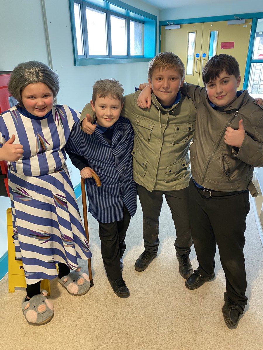 DramaOlwg's tweet photo. Llongyfarchiadau i bawb a wnaeth cystadlu yn yr Eisteddfod Sir heddiw! 🎭

@CelfyddydauG @garth_olwg https://t.co/Sn8G9PVbRD