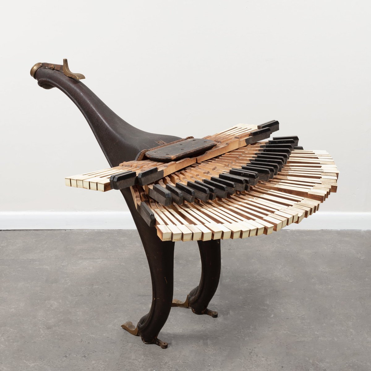 In ‘No Strings,’ Willie Cole transforms guitars, pianos, and saxophones into abstract animals and figurative sculptures. The show opens this April at Alexander and Bonin thisiscolossal.com/2022/03/willie…