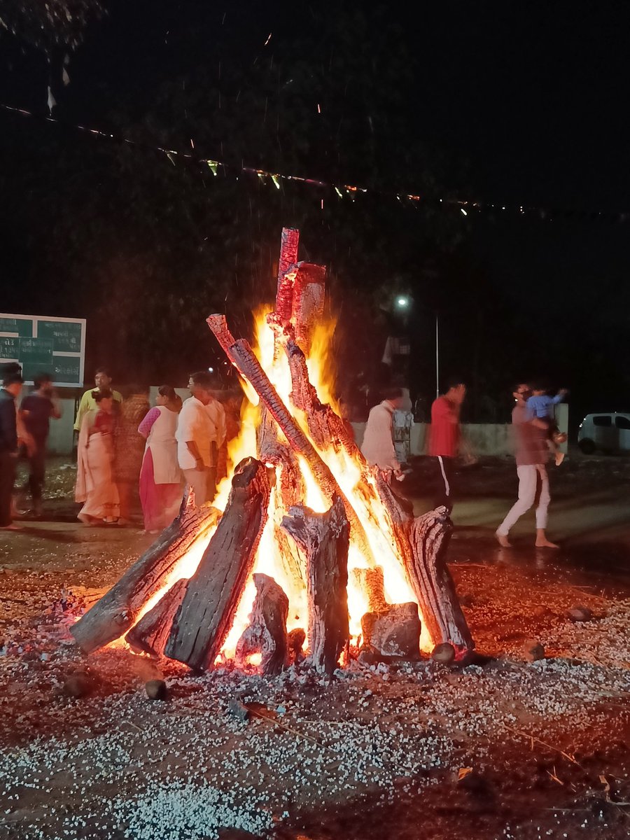 jaybarot10's tweet photo. હોલિકાને આગ ના લાગે એવી ચુંદડીનું વરદાન હતું પણ એ વરદાન નું તેણે પ્રહલાદ ને નુકસાન પહોચાડવા ઉપયોગ કર્યો,બસ ત્યારથી જ ચાલુ થયો કુદરત નો ખેલ.ચિતા પર આગ લાગી ને પા અચાનક જોરદાર પવન વાયો,હોલિકા ની ચુંદડી ઊડી ગઈ ને તે આગ માં સળગી ને મારી ગઈ. પ્રહલાદ ને તો શું થવાનું હતું?
ૐ નમો નારાયણ https://t.co/a7EDGIU0DG